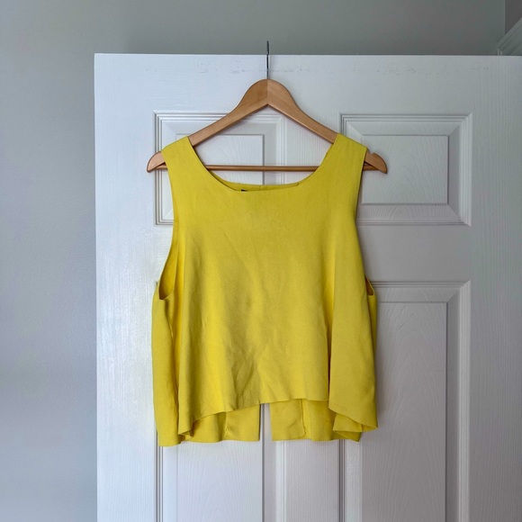 BCBG Max Azria daffoldil yellow crop top, with slit back - Size large - Picture 5 of 7